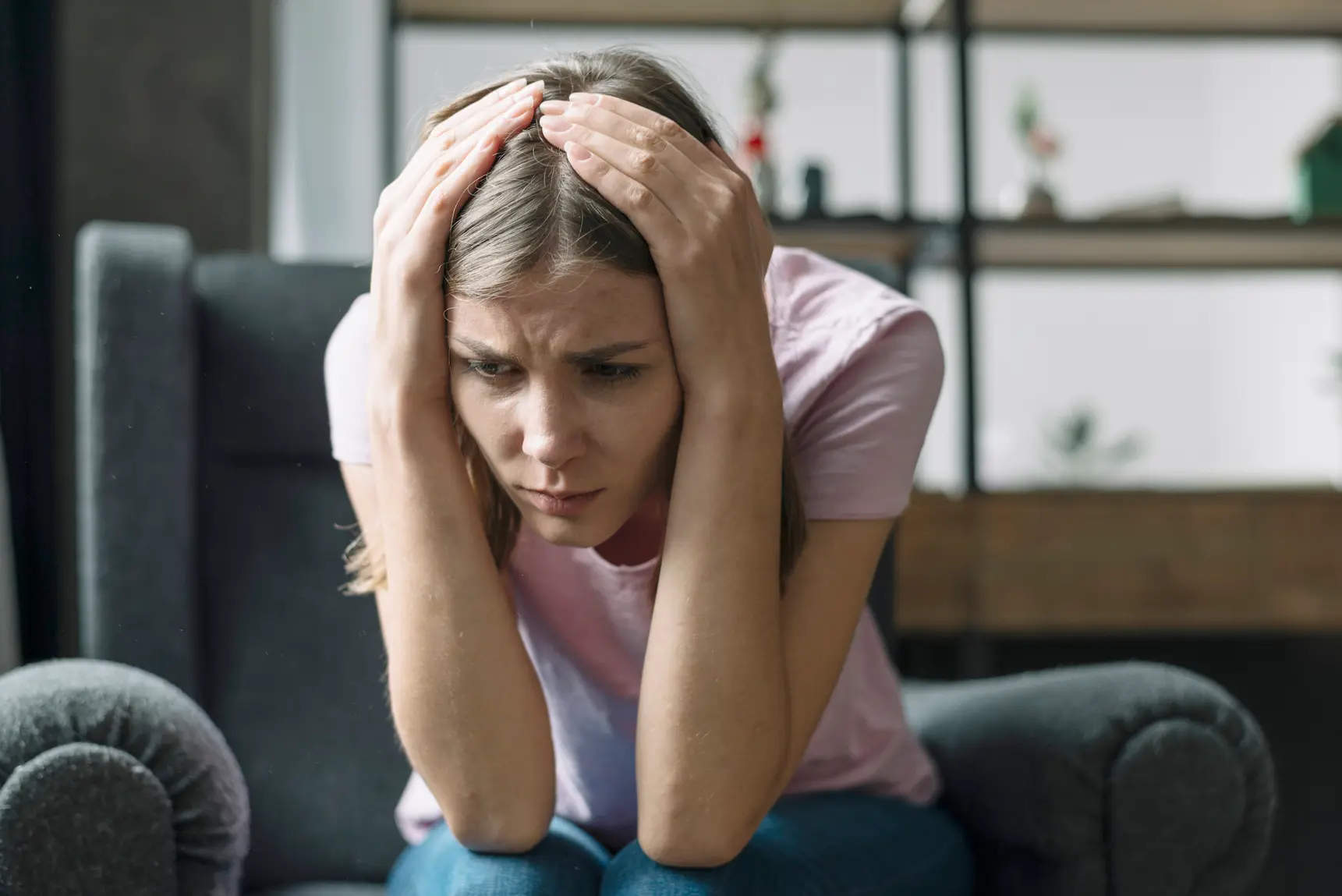 Mujer con aparentes signos de ansiedad