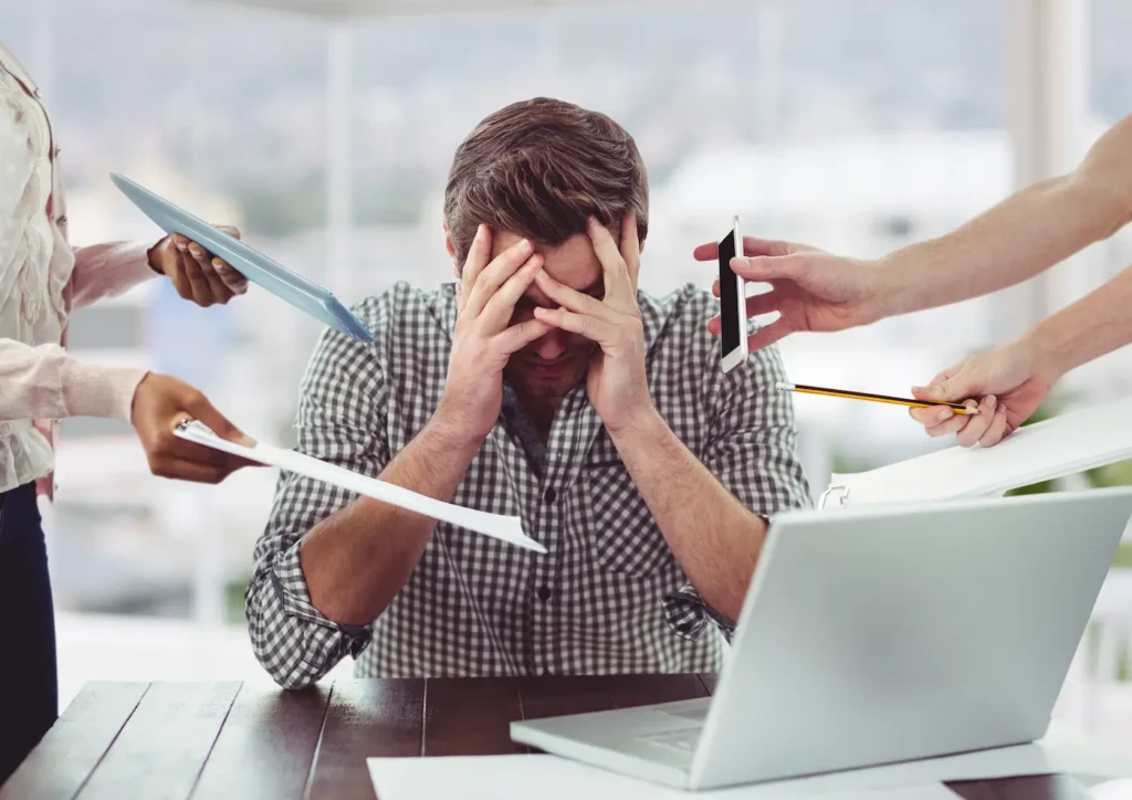 Hombre sobrepasado por el trabajo con problemas de ansiedad